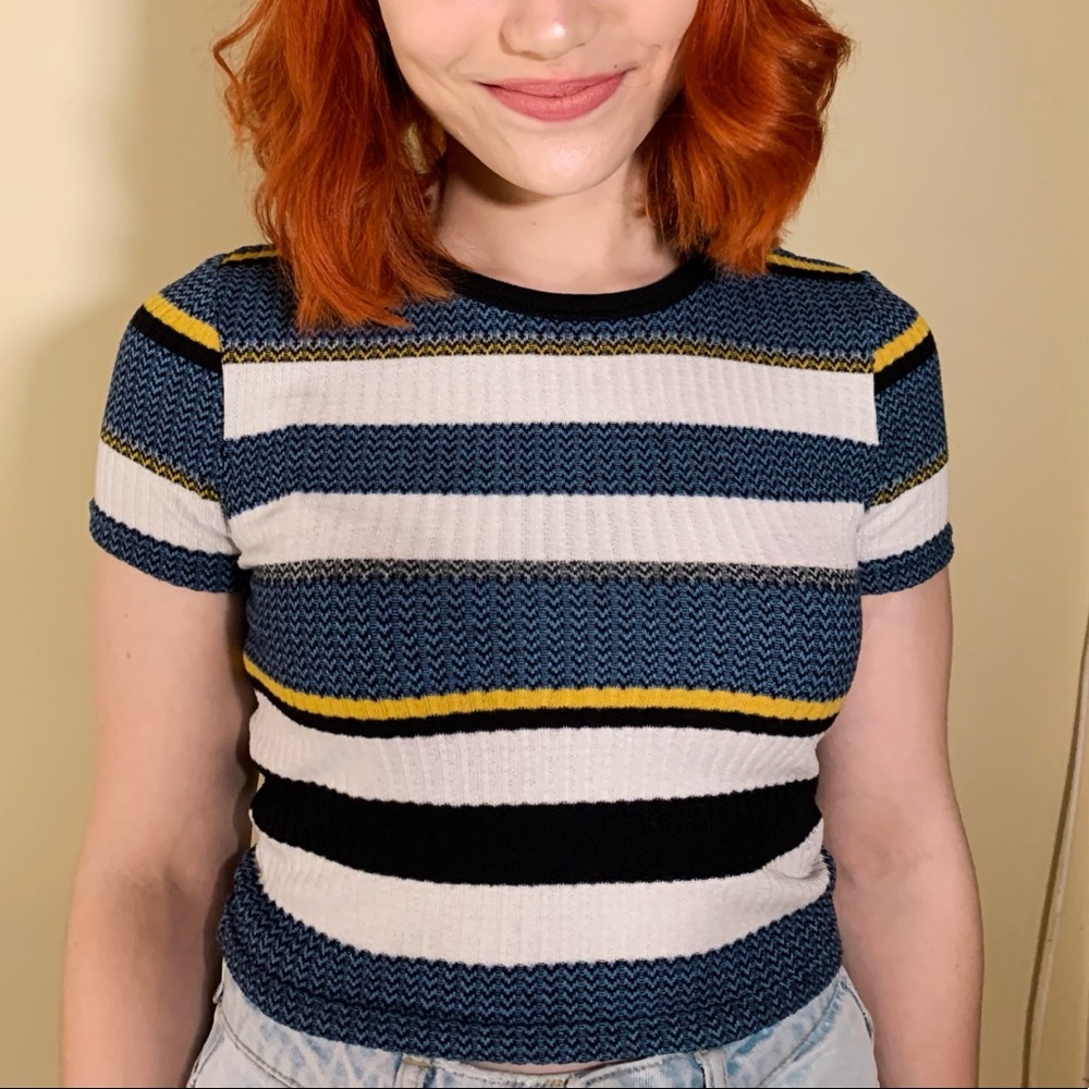 Striped short-sleeved yellow + blue cropped knit